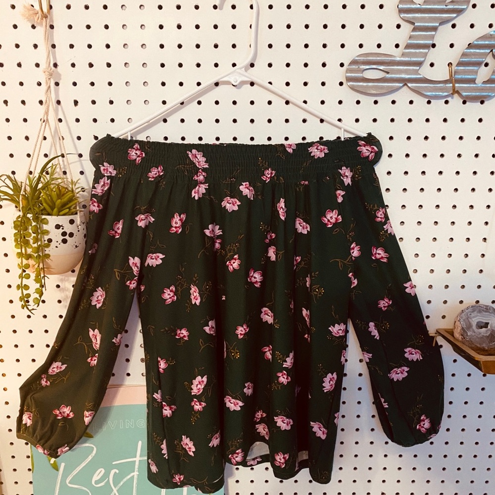 Old navy off shoulder shirt, never worn, brand new